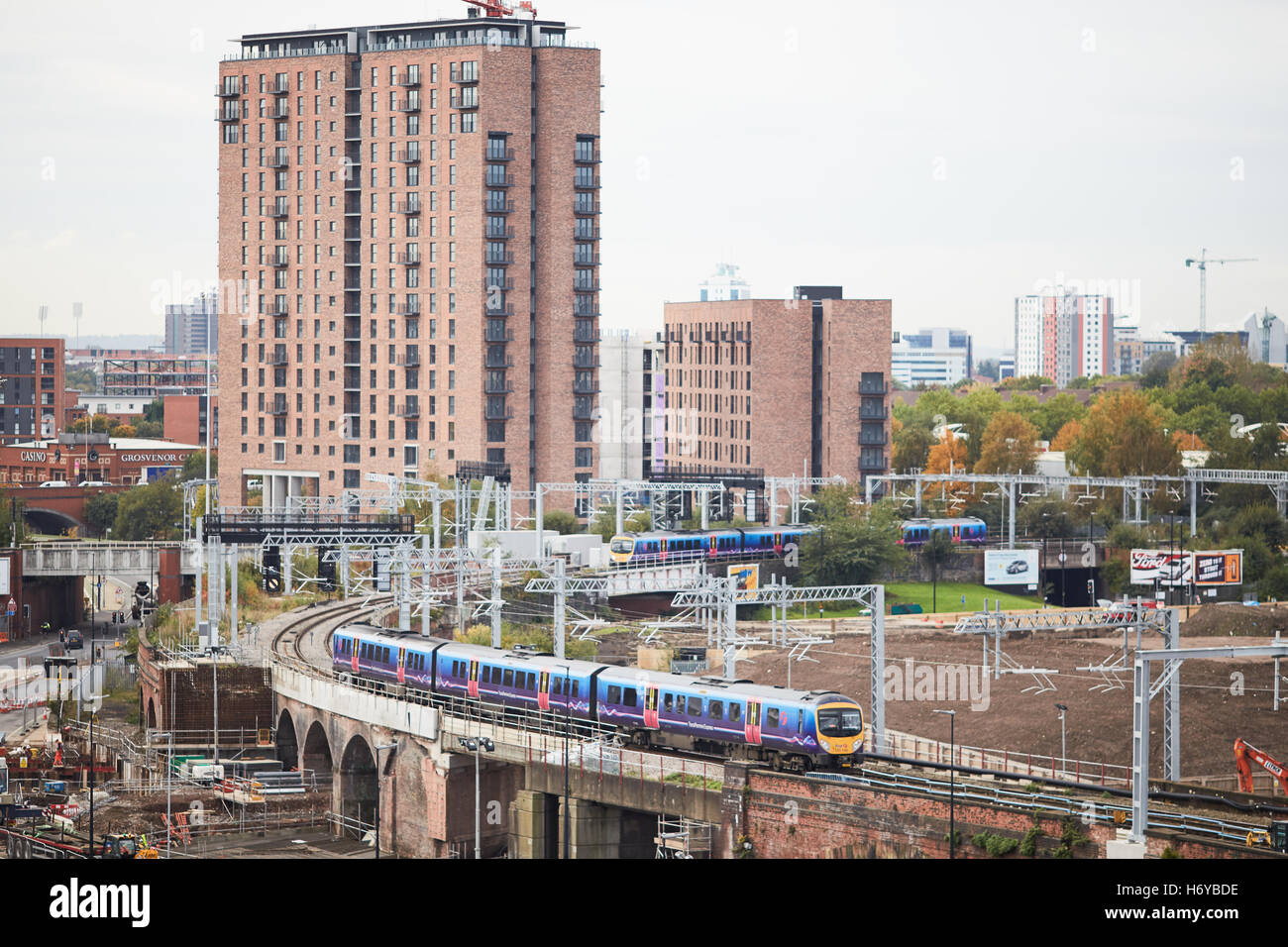 Pennine Trans express train local de l'unité de fer passant Middlewood développement serrures complexe du site argent chinois d'investissement Banque D'Images