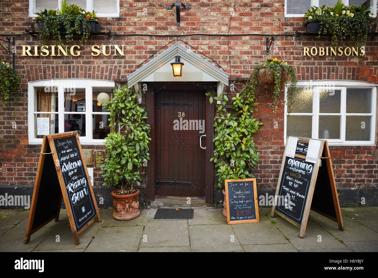 Cheshire village Tarporley Rising Sun Pub pittoresque porte joli village animé coeur de la qualité de luxe de luxe Cheshire Banque D'Images