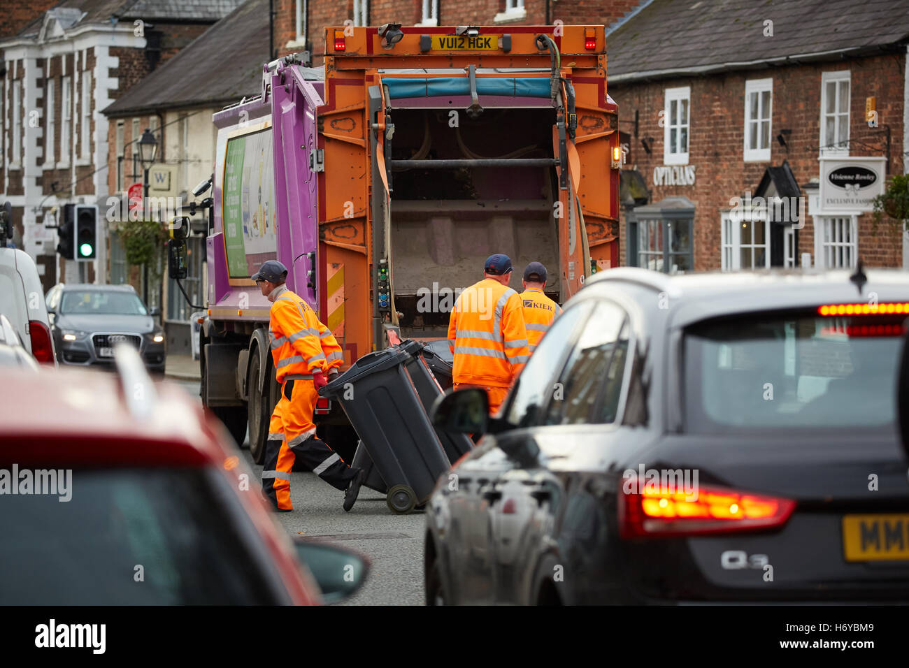 La collecte des bacs cheshire village Tarporley assez pittoresque village animé coeur de la qualité des camions poubelles refuge Cheshire Banque D'Images
