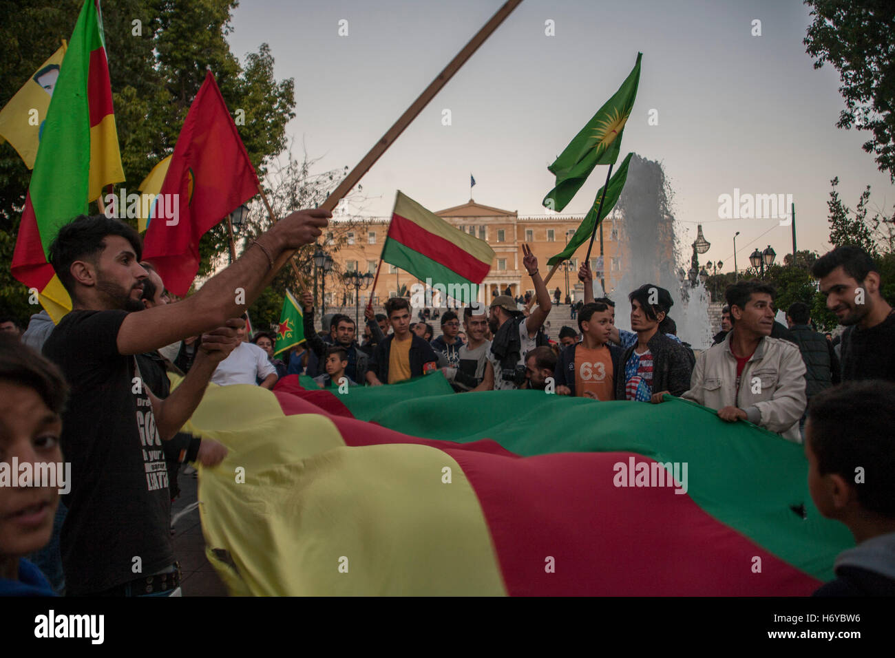 Athènes, Grèce. 06Th Nov, 2016. Vague de manifestants kurdes un drapeau dans la place Syntagma. Les Kurdes qui vivent à Athènes célébrer l'univers 'Jour' Kobane en place Syntagma.Cette journée commémore la résistance des Kurdes contre ISIS au Kobane City. © George/Panagakis Pacific Press/Alamy Live News Banque D'Images