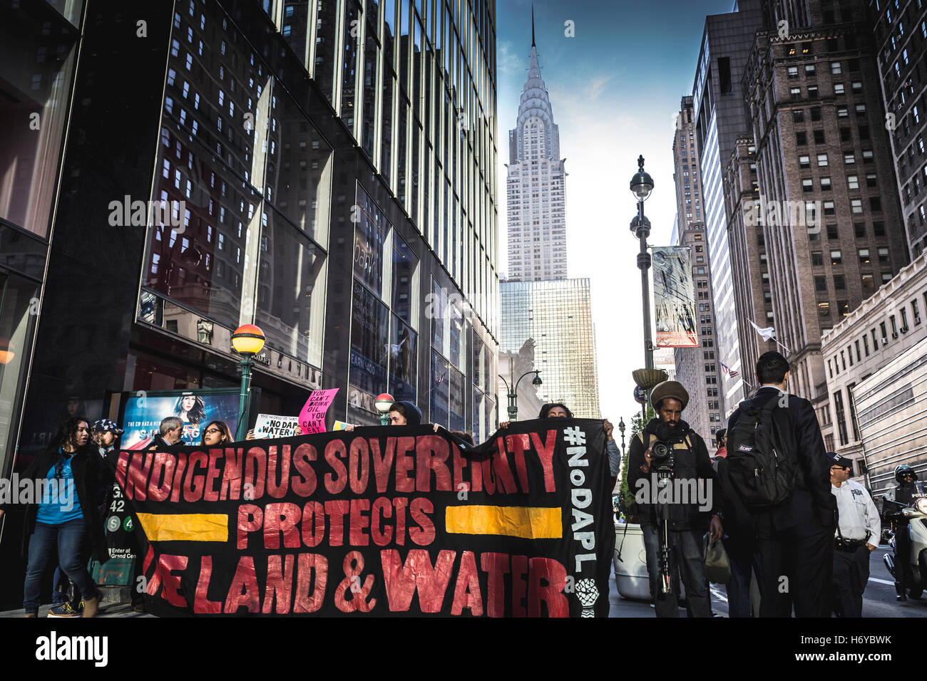 New York, USA. 1er novembre 2016. Des centaines de New Yorkais se sont rassemblés à la gare Grand Central, en solidarité avec les populations autochtones et non autochtones alliés qui sont en première ligne dans le Dakota du Nord, la lutte contre la construction de l'3,8 milliards de dollars. Pipeline Accès Dakota La semaine dernière, l'application de la loi à l'encontre de manifestants pacifiques, qui a causé de l'indignation à travers le monde. Credit : PACIFIC PRESS/Alamy Live News Banque D'Images