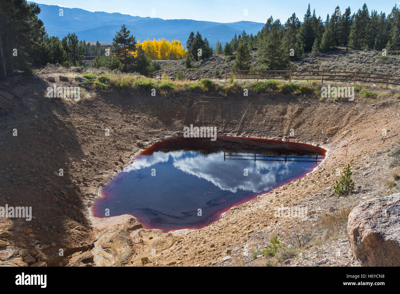 Leadville, Colorado - Le drainage de vieilles mines dans le district minier historique de Leadville. Banque D'Images