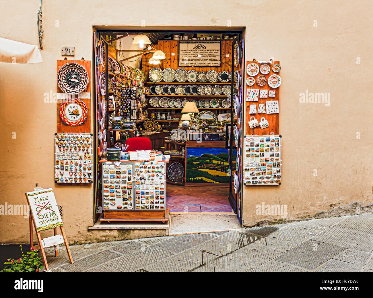 Sienne, ITALIE - 29 juin 2013 : l'art traditionnel et une boutique de souvenirs dans la vieille ville de Sienne, Italie dans un territoire d'Contrade Escargot. Banque D'Images