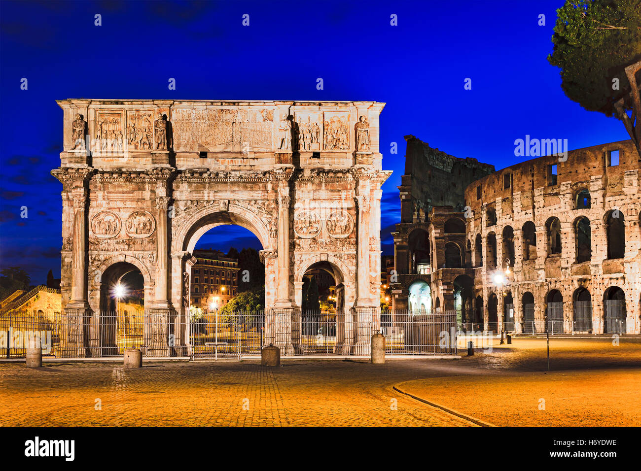Arc de Constantin gate près de ruines du Colisée de Rome en Italie au lever du soleil. Attractions touristiques, monuments et illuminé de Banque D'Images