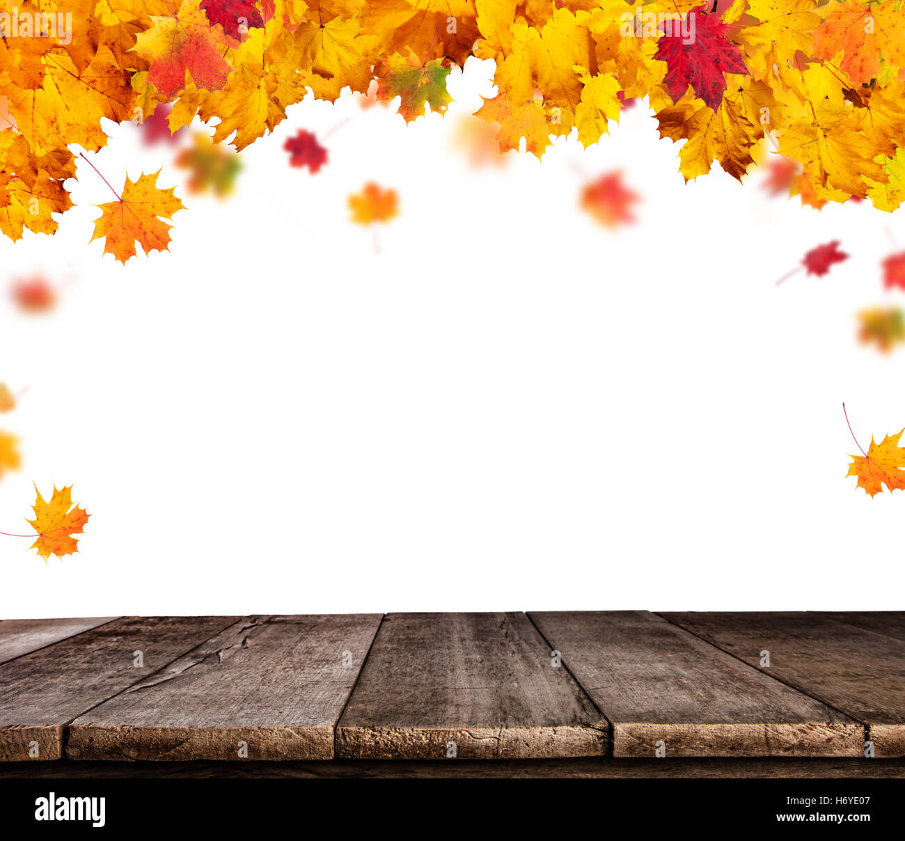 Arrière-plan de l'automne avec les feuilles qui tombent et des planches de bois vide, idéal pour un placement de produit. Isolé sur fond blanc Banque D'Images