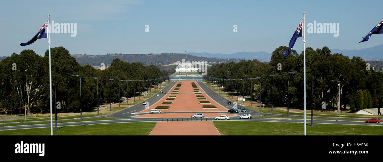 Vue du Mémorial australien de la guerre à l'Anzac Parade vers le bas à nouveau et l'ancien parlement canberra act. maisons. Banque D'Images