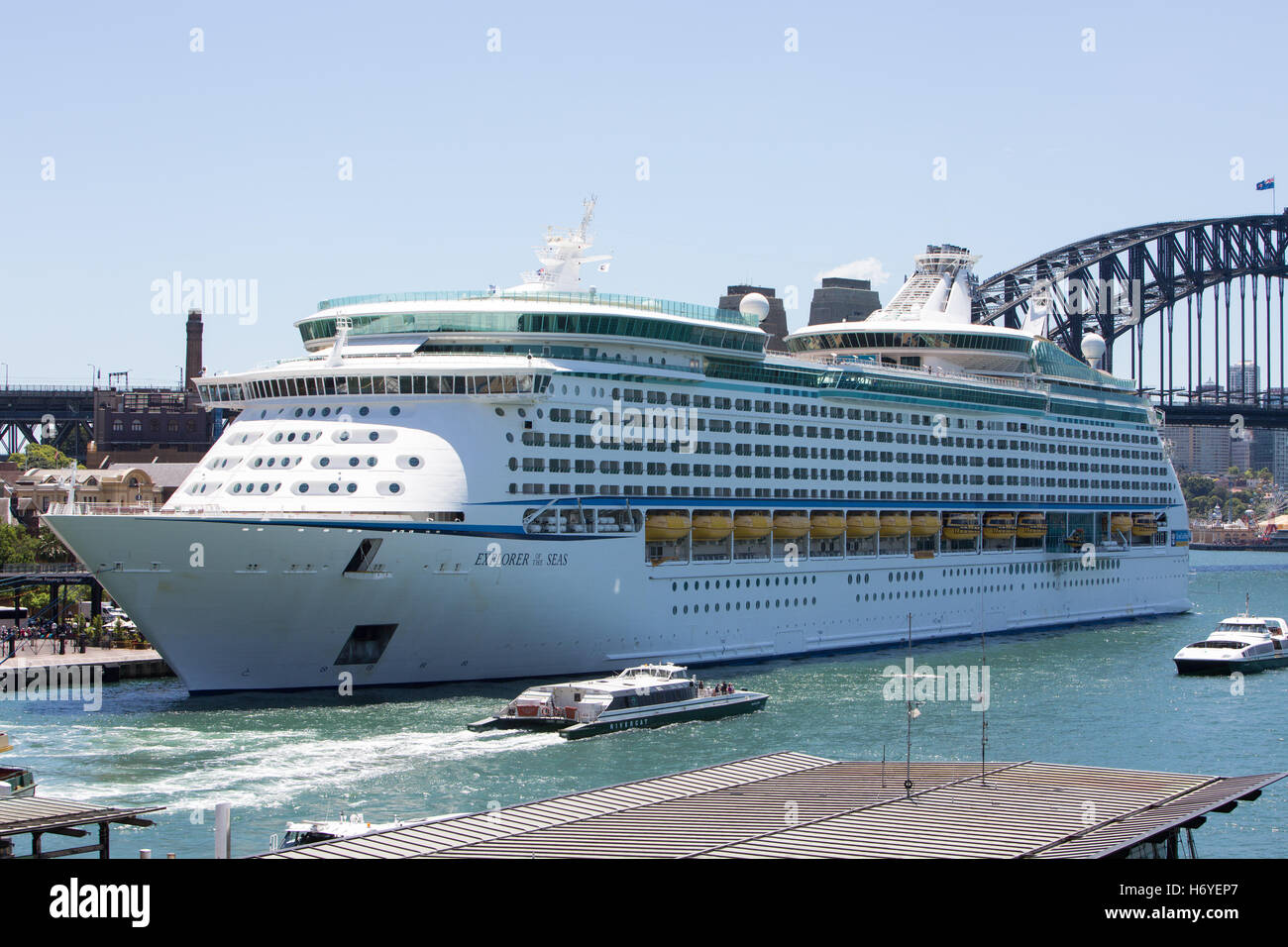 Cruise ship liner Explorer of the Seas amarré au terminal de passagers outre-mer,Sydney, Australie Banque D'Images