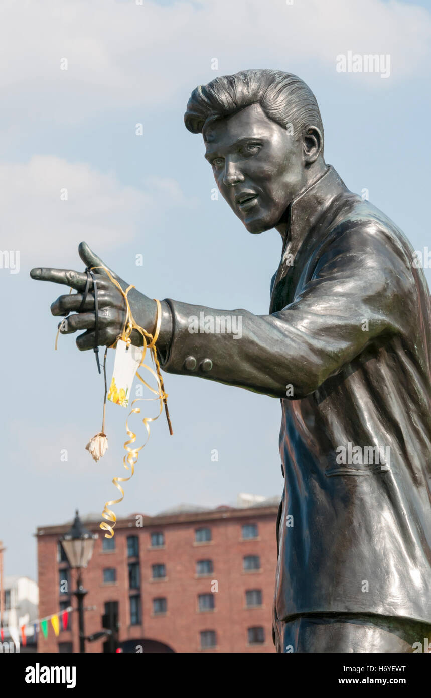 Sculpture de Billy Fury par Tom Murphy à l'Albert Dock, Liverpool. Banque D'Images