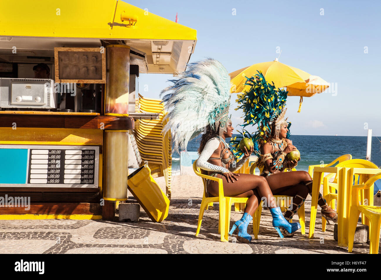 Les danseurs de samba en faisant une pause, la plage d'Ipanema, Rio de Janeiro, Brésil libre téléchargé par à 12:37 sur le 13/06/15 Banque D'Images