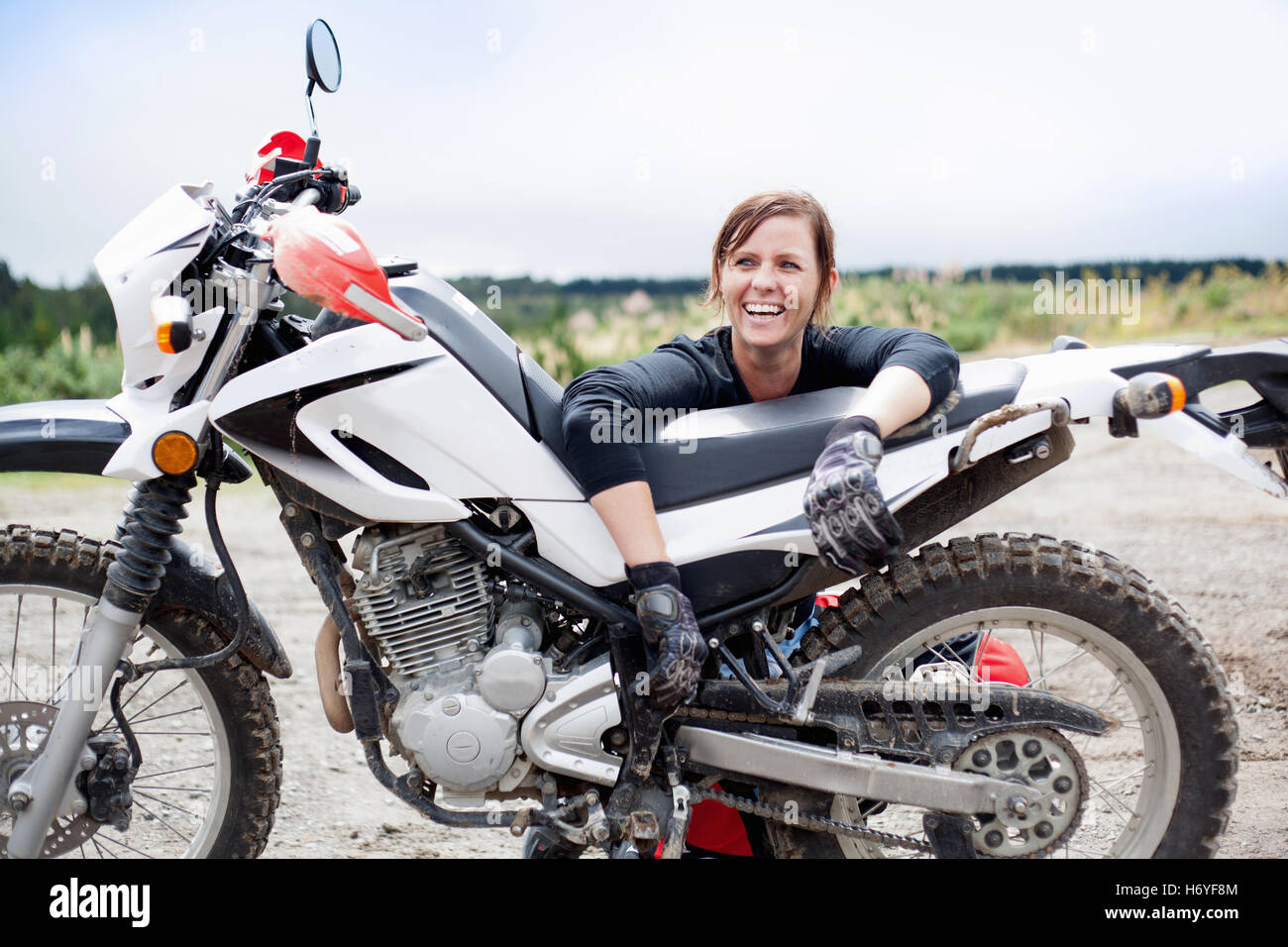 Portrait de jeune femme adulte motocycliste avec Image téléchargé par moto à 9:54 le 14/06/15 Banque D'Images