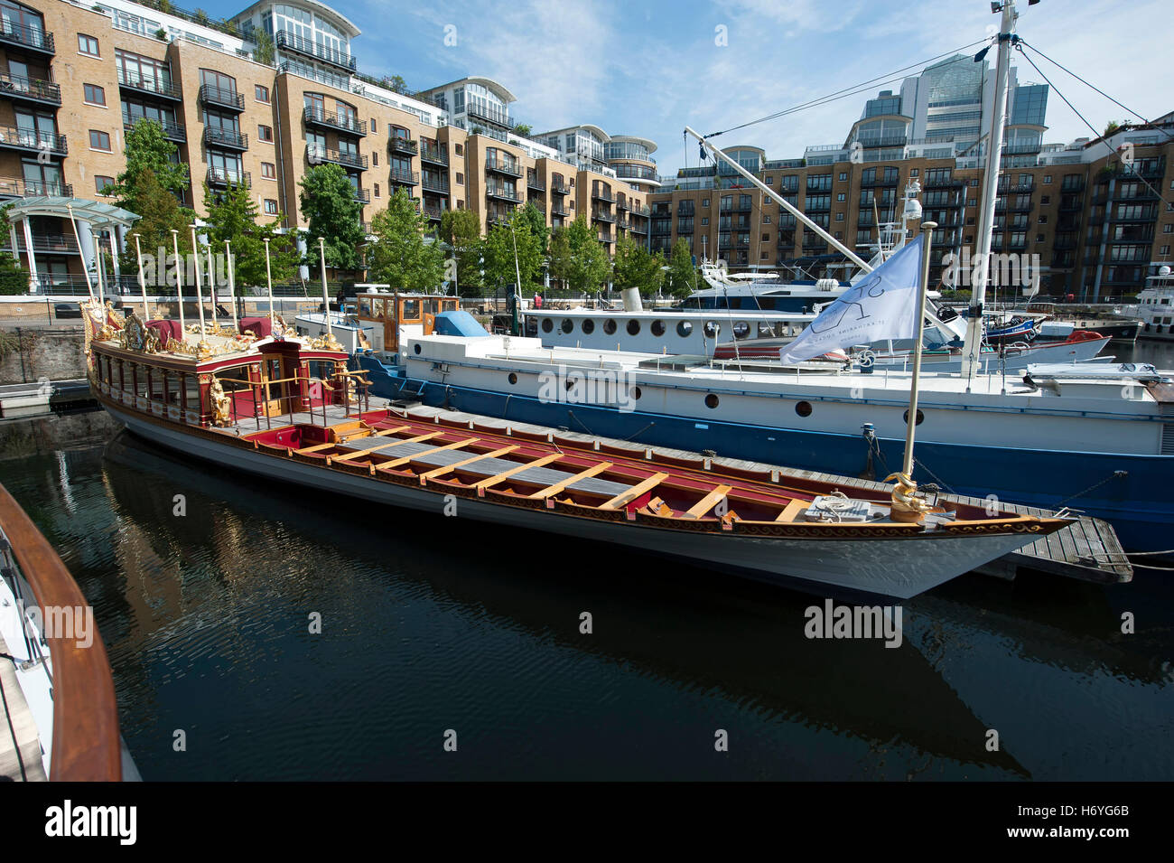 L'Havengore effectuée, Sir Winston Churchill à ses funérailles sur la Tamise, fleuve Katharine dock, London, England, United Kingdom Banque D'Images