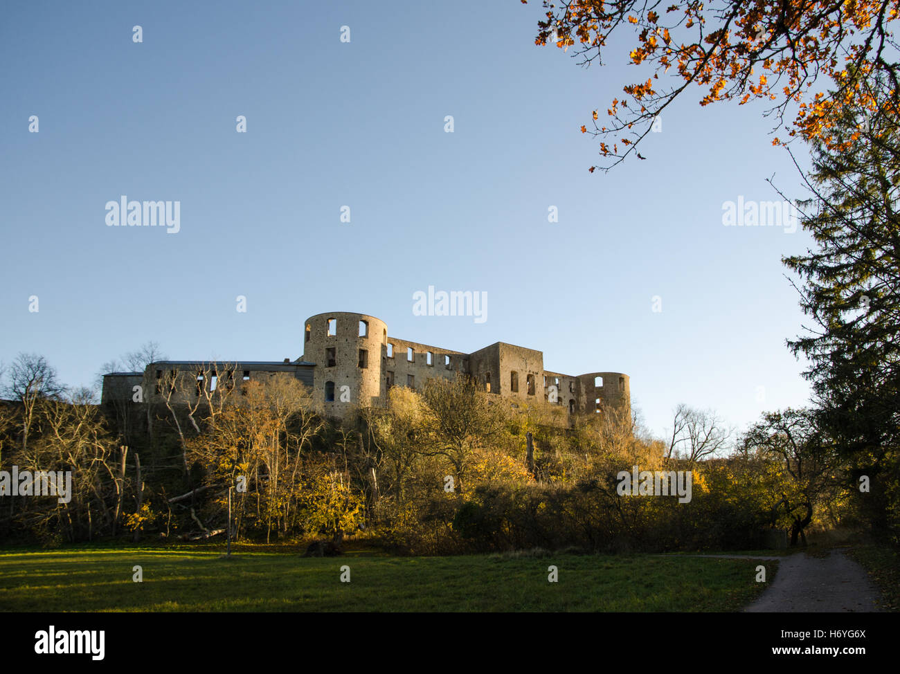 L'historique château de Borgholm au swedish island Oland dans couleurs automne Banque D'Images