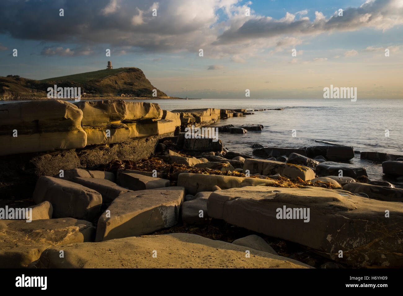 Coucher du soleil à Kimmeridge Bay, Dorset, UK, avec Tour Clavell, dans l'arrière-plan Banque D'Images