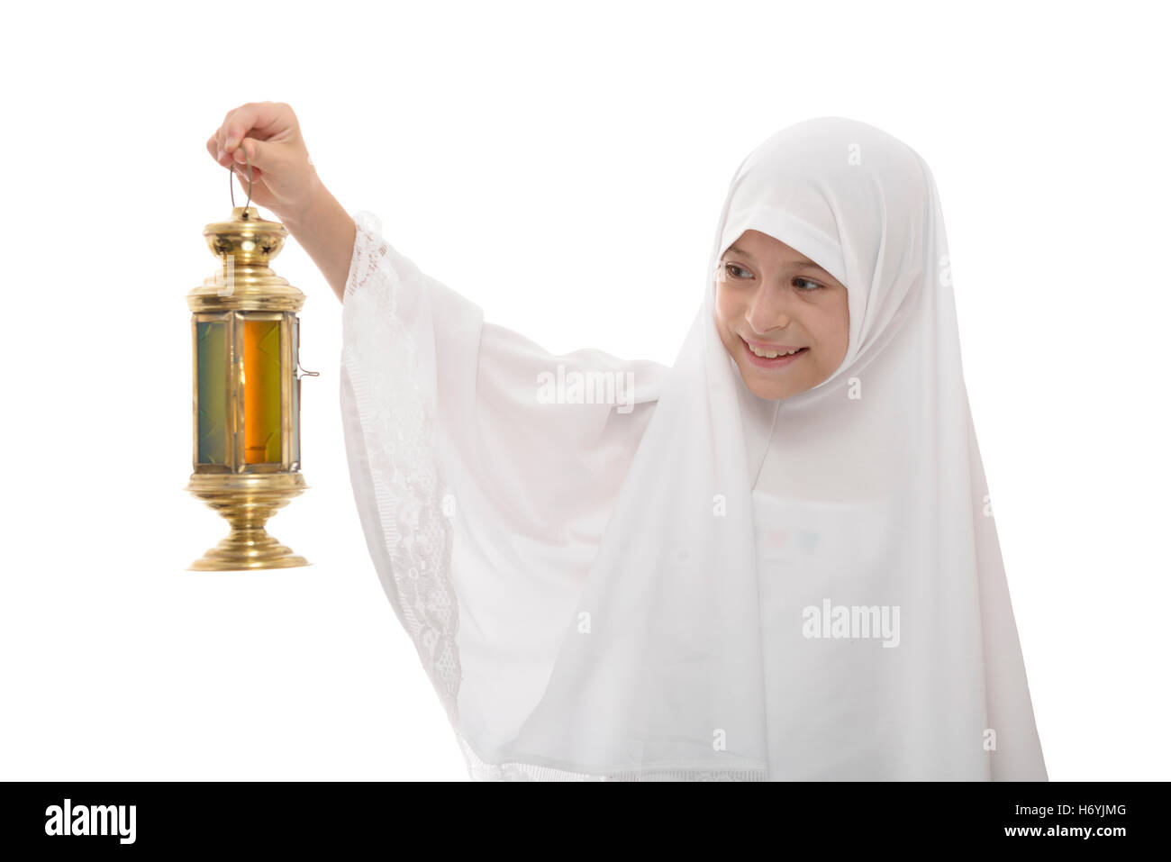 Heureux jeune musulmane célébrant le Ramadan avec lanterne de fête isolé sur fond blanc Banque D'Images
