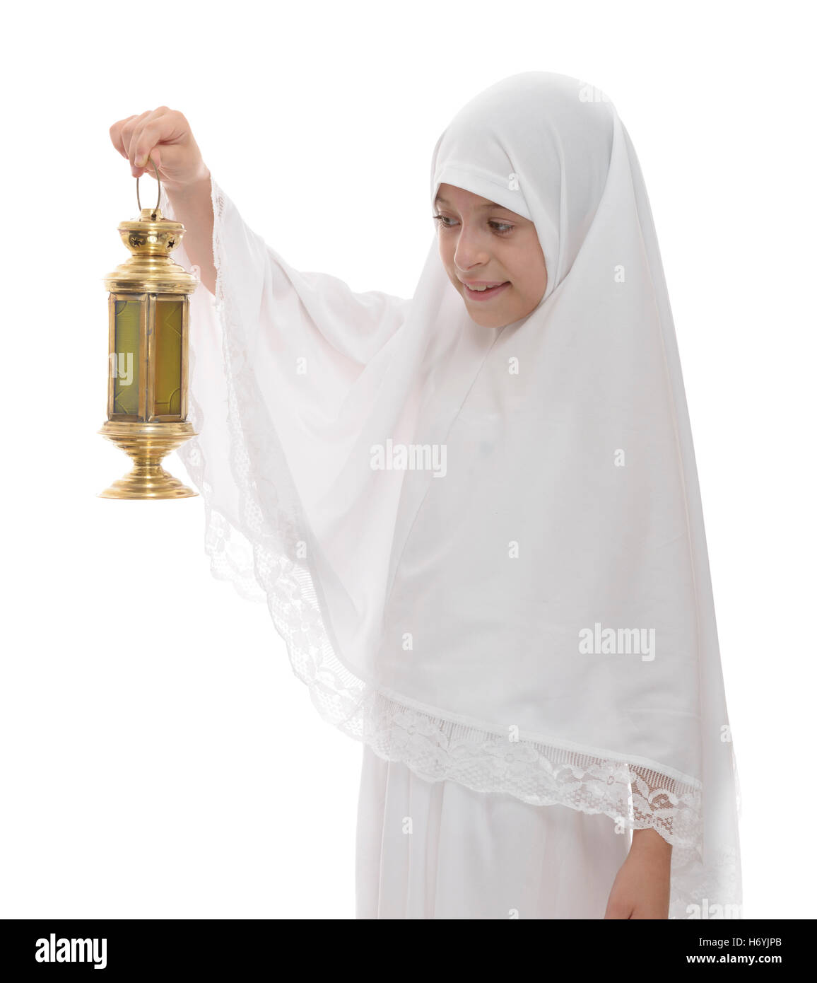 Heureux jeune musulmane célébrant avec lanterne de fête Ramadan isolé sur fond blanc Banque D'Images