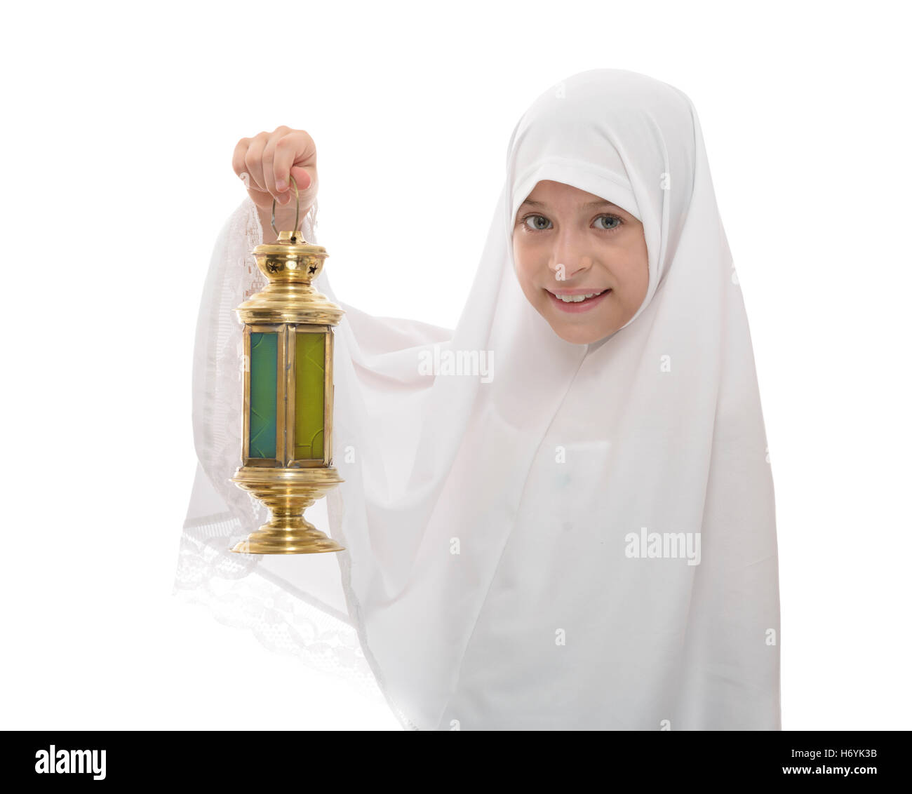 Happy Girl Holding musulmans Ramadan Lantern isolé sur fond blanc Banque D'Images