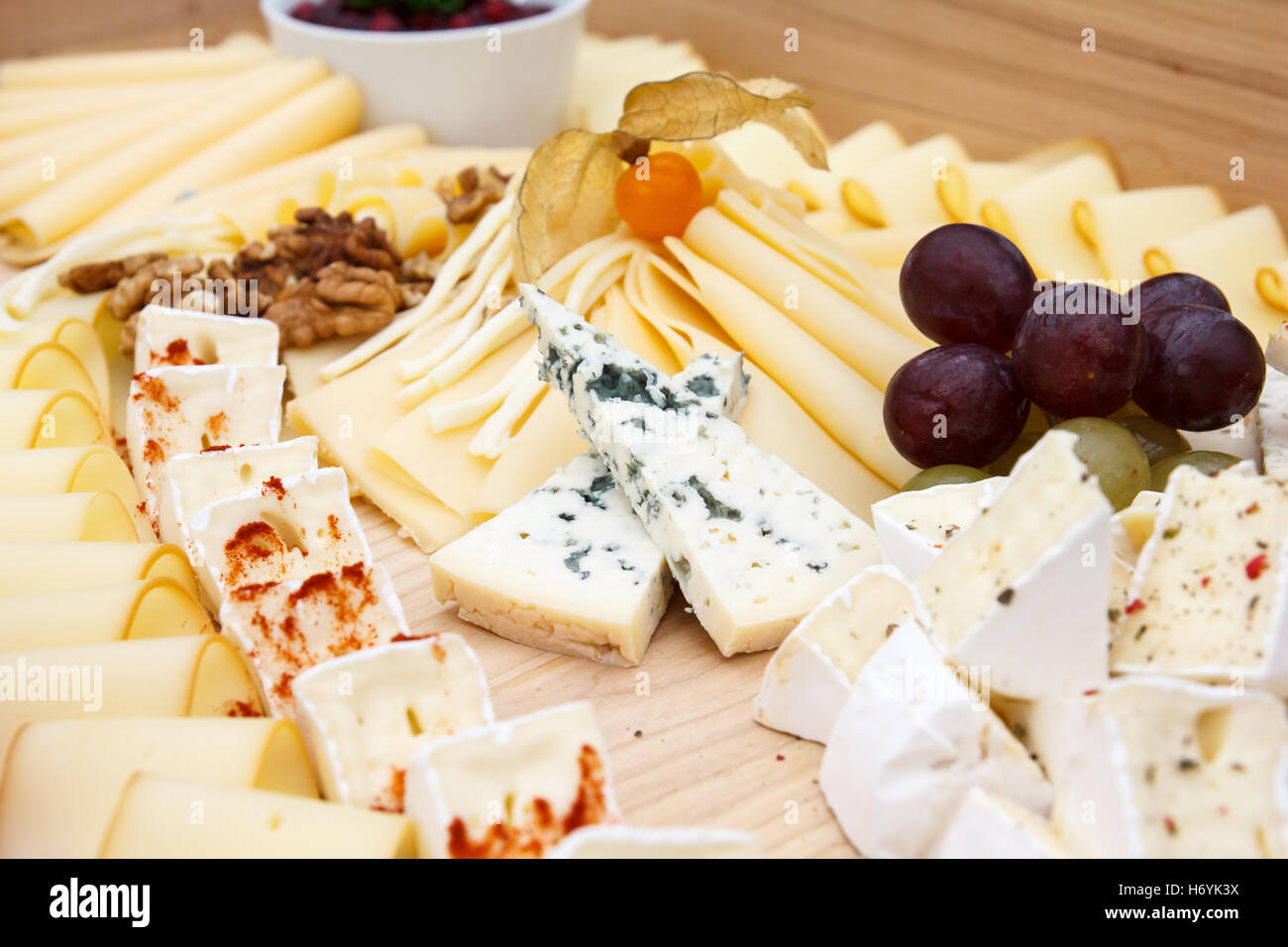 Fromages mixtes sur un parquet en bois clair. Banque D'Images