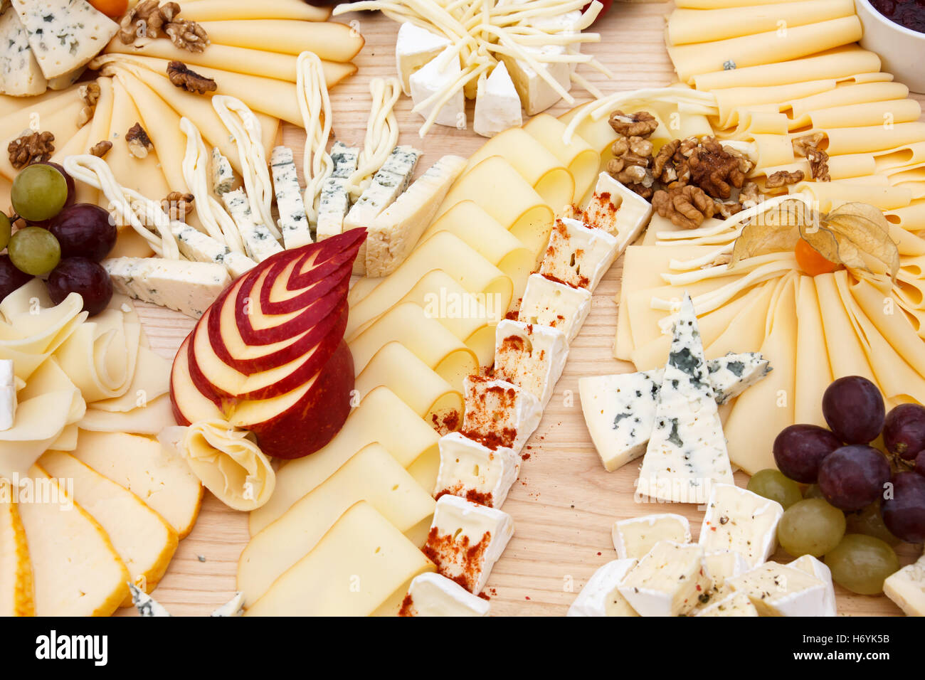 Fromages mixtes sur un parquet en bois clair. Banque D'Images
