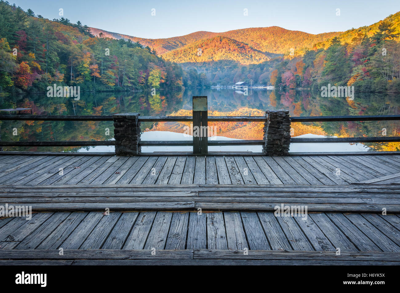 Belle vue panoramique d'un lever du soleil d'Automne au Parc d'état de Vogel dans le nord-est de Blue Ridge Mountains de la Géorgie. (USA) Banque D'Images