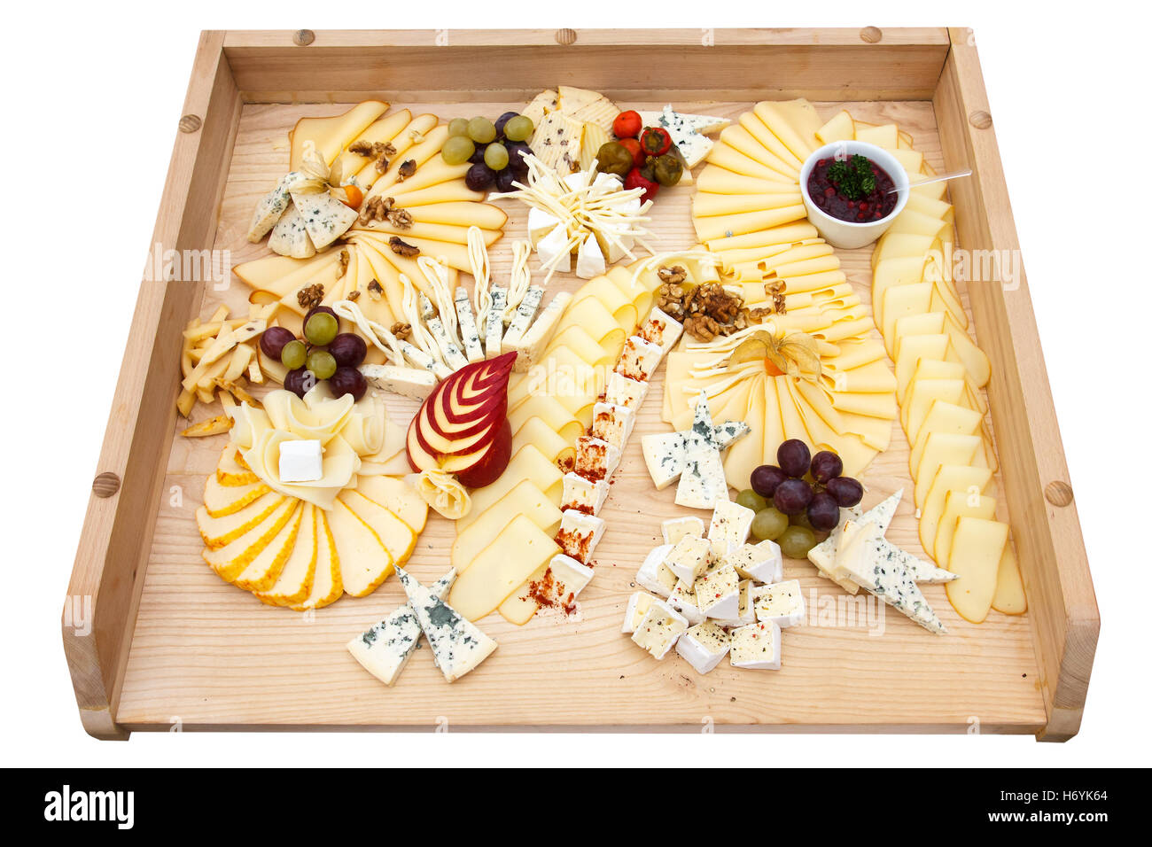 Fromages mixtes sur une grande planche de bois. Banque D'Images