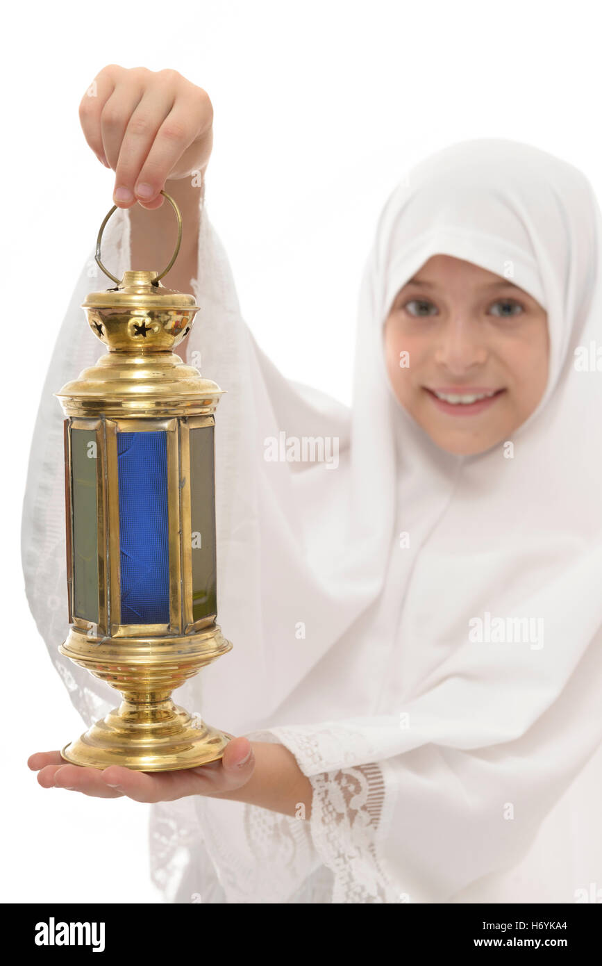 Ramadan festive lanterne dans les mains de professionnels jeune musulmane isolé sur fond blanc Banque D'Images