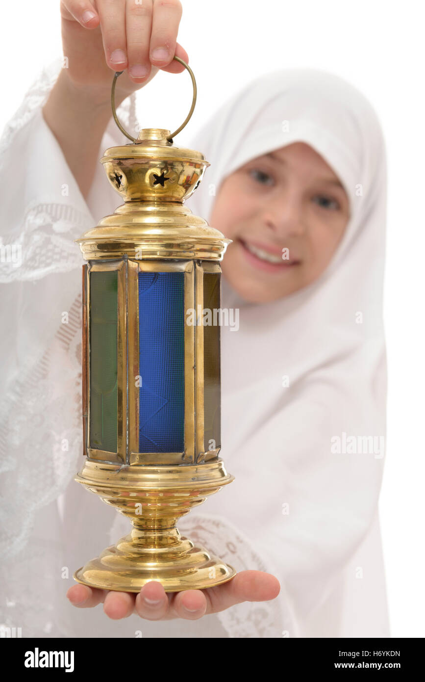 Ramadan lanterne dans les mains de professionnels jeune musulmane isolé sur fond blanc Banque D'Images