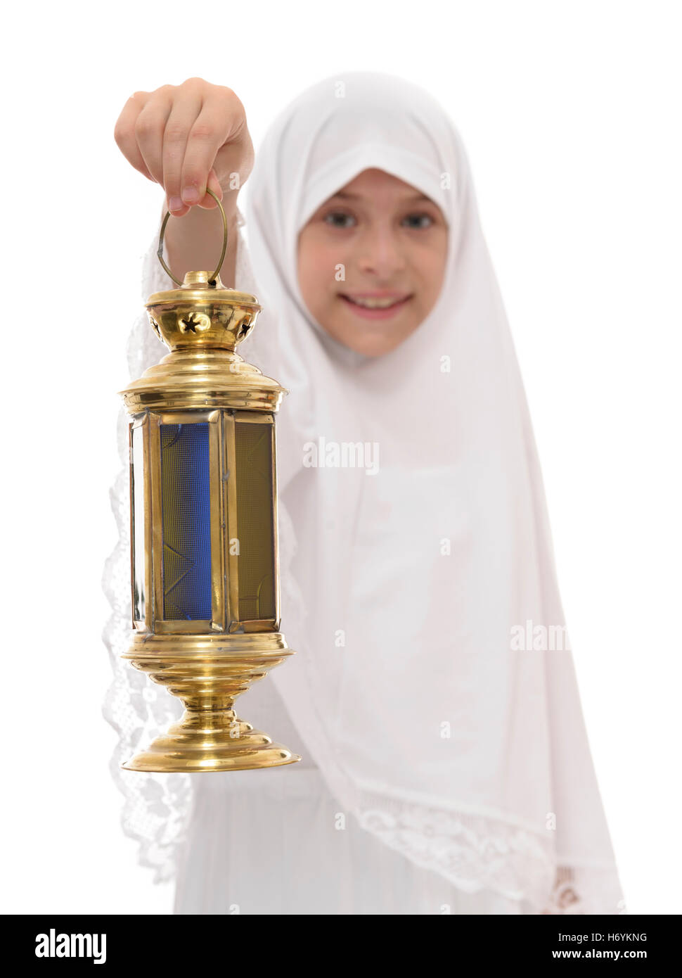 Heureux jeune musulmane avec Ramadan Lantern isolé sur fond blanc Banque D'Images