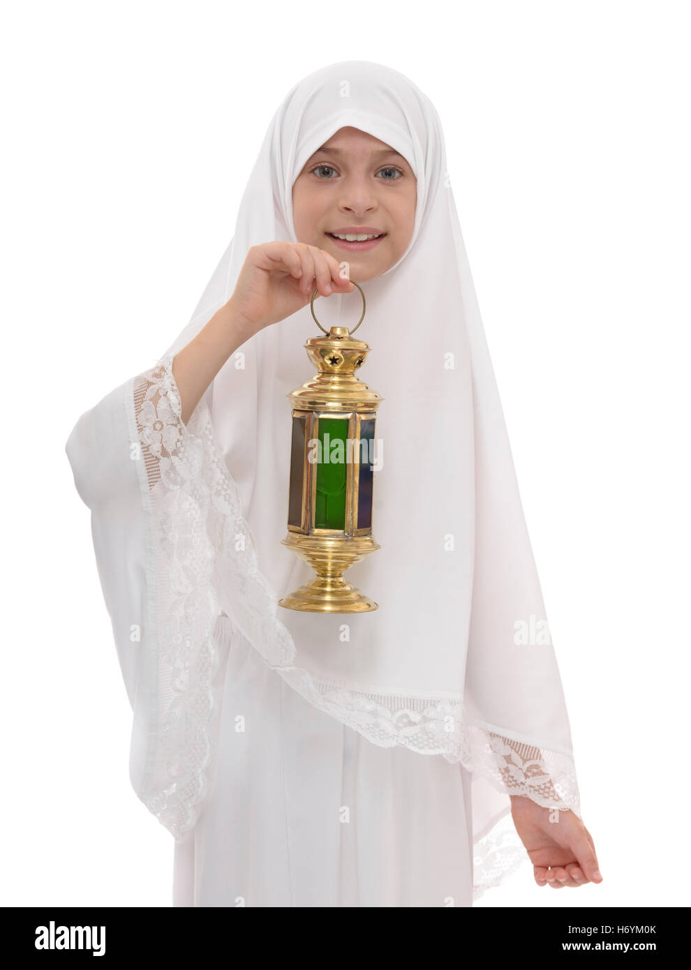 Heureux jeune musulmane célébrant le Ramadan tenant une lanterne isolé sur fond blanc Banque D'Images