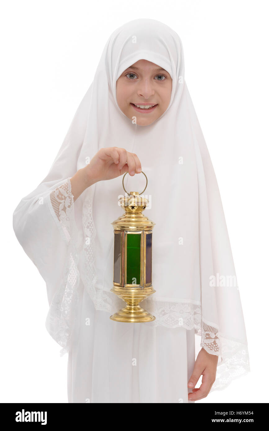 Heureux jeune musulmane avec lanterne de fête Ramadan isolé sur fond blanc Banque D'Images