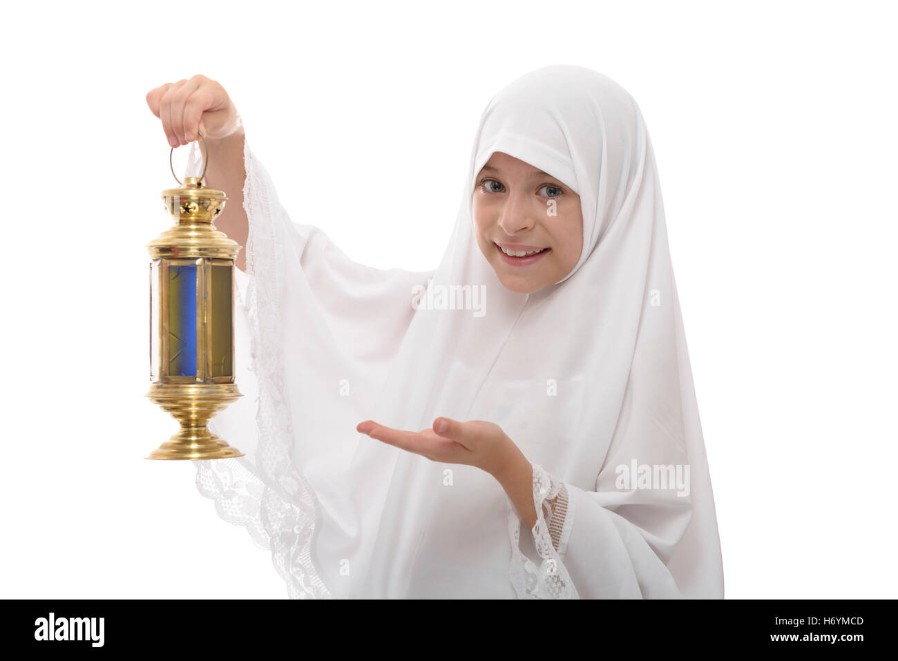 Heureux jeune musulmane célébrant le Ramadan avec une lanterne de fête isolé sur fond blanc Banque D'Images