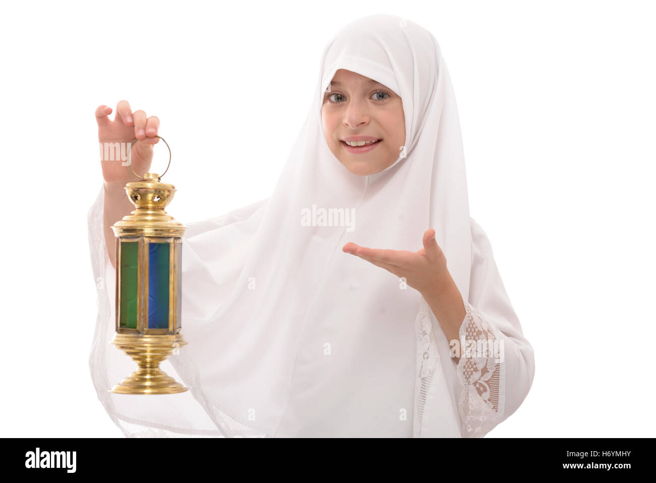 Heureux jeune musulmane célébrant le Ramadan tenant une lanterne de fête traditionnel isolé sur fond blanc Banque D'Images