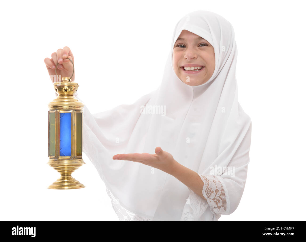 Heureux jeune musulmane célébrant le Ramadan Holding Fête traditionnelle lanterne isolé sur fond blanc Banque D'Images