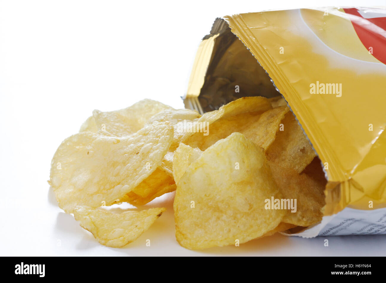 Croquant de pommes de terre chips paquet ouvert avec spilling out Banque D'Images