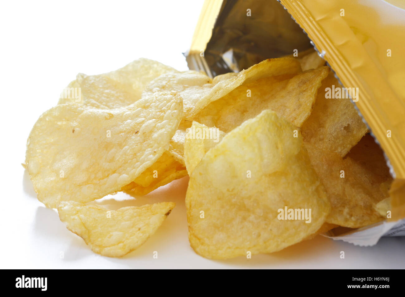 Croquant de pommes de terre chips paquet ouvert avec spilling out Banque D'Images