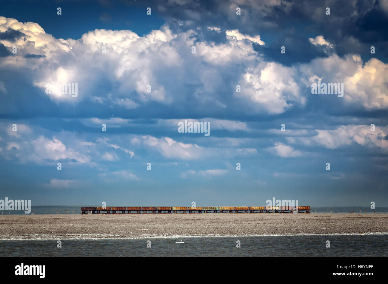 Quelques vieux chars laissés seuls sur un chemin de fer entre la belle nature. Ciel bleu et nuages blancs grand train surround Banque D'Images