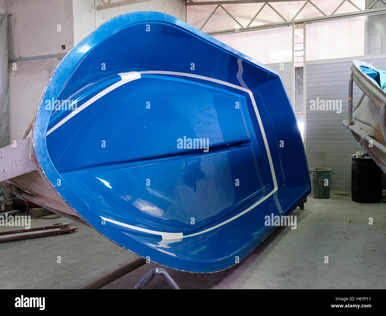 Moule en fibre de verre bateau avec support structure (rotation Photo Stock  - Alamy