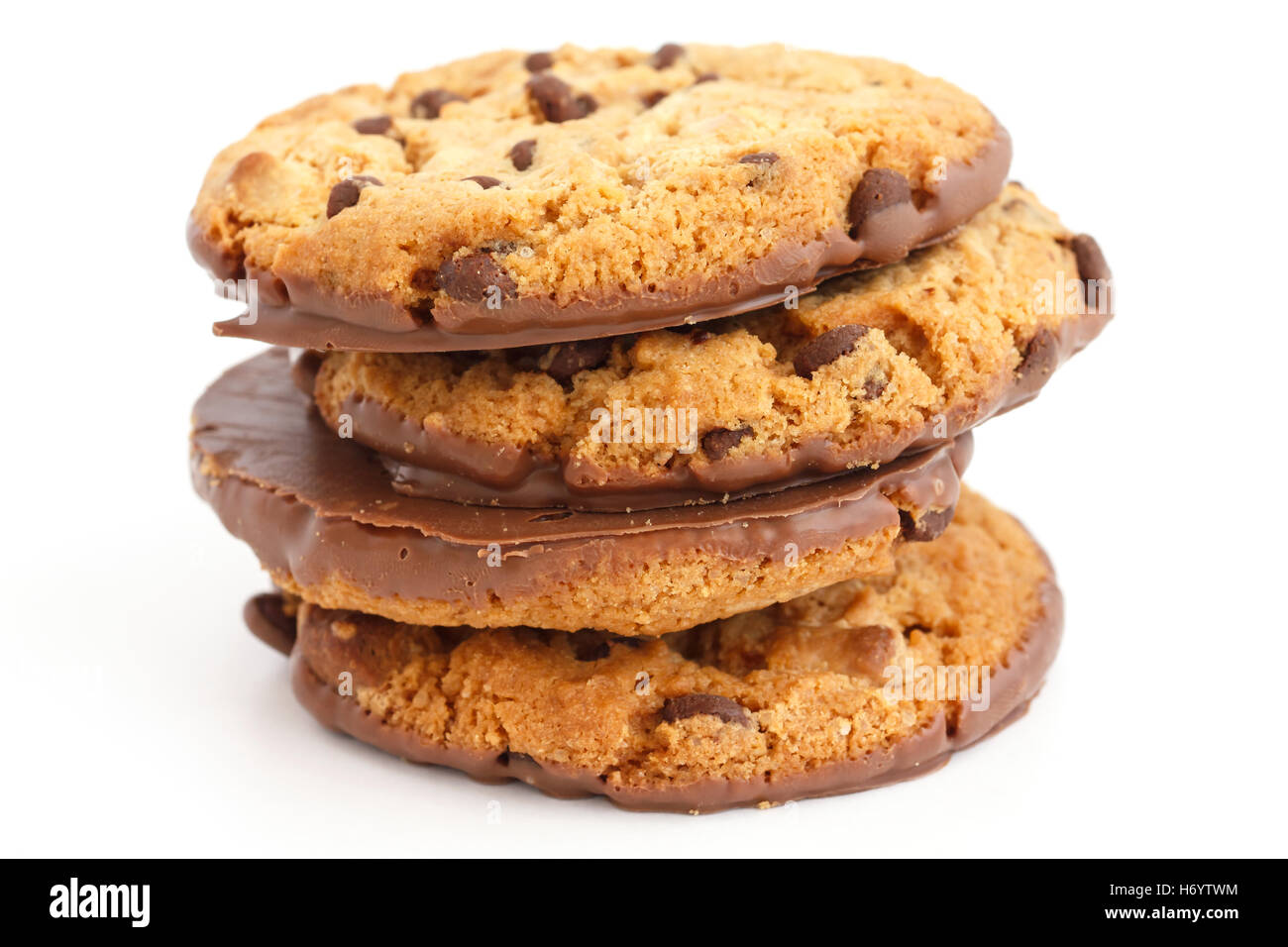 Cookies aux pépites de chocolat avec la moitié enrobée de chocolat. Banque D'Images