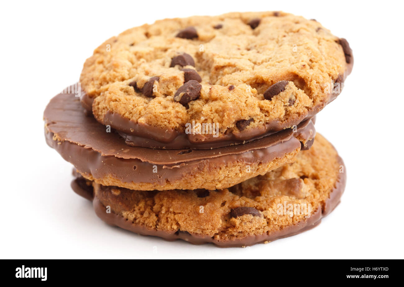 Cookies aux pépites de chocolat avec la moitié enrobée de chocolat. Banque D'Images