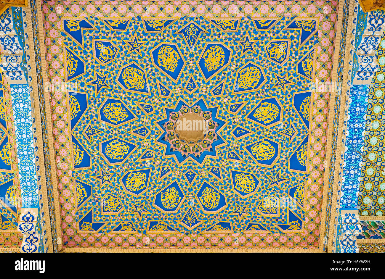 Le plafond en bois sculpté sur l'écran du mausolée Sheikh Naqshband décorées de stellar, géométriques et floraux Banque D'Images