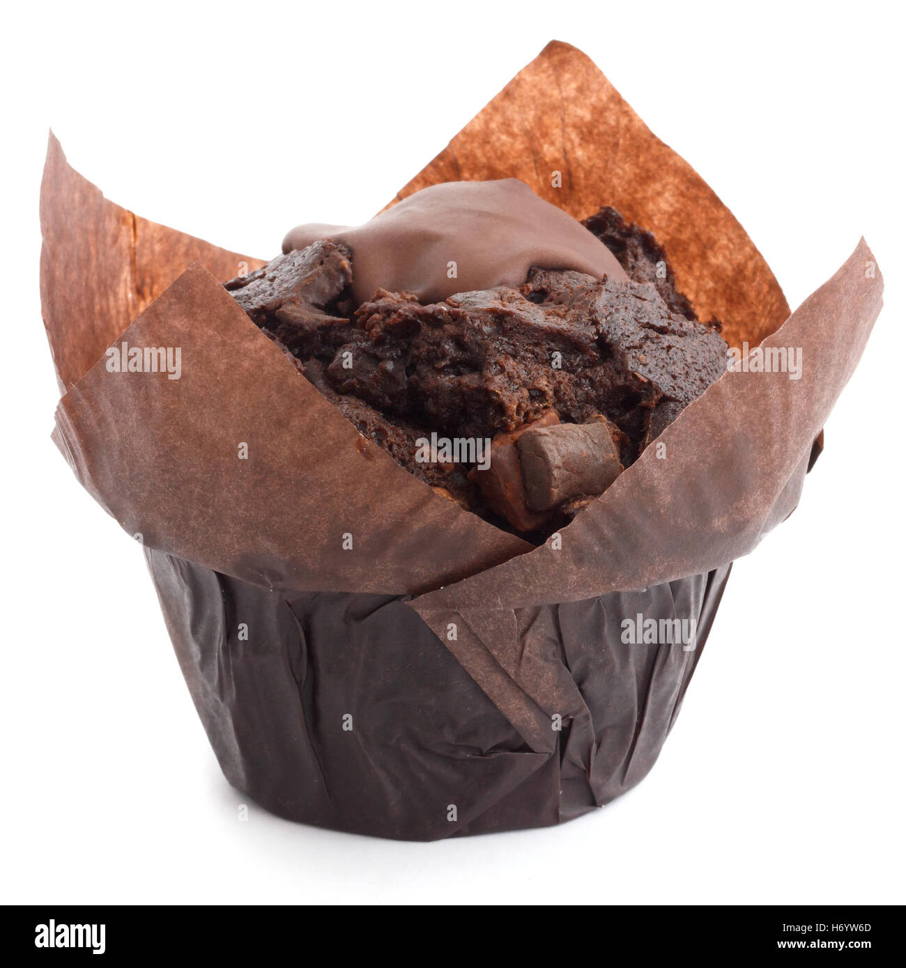 Muffins aux pépites de chocolat dans un papier ciré marron. Banque D'Images