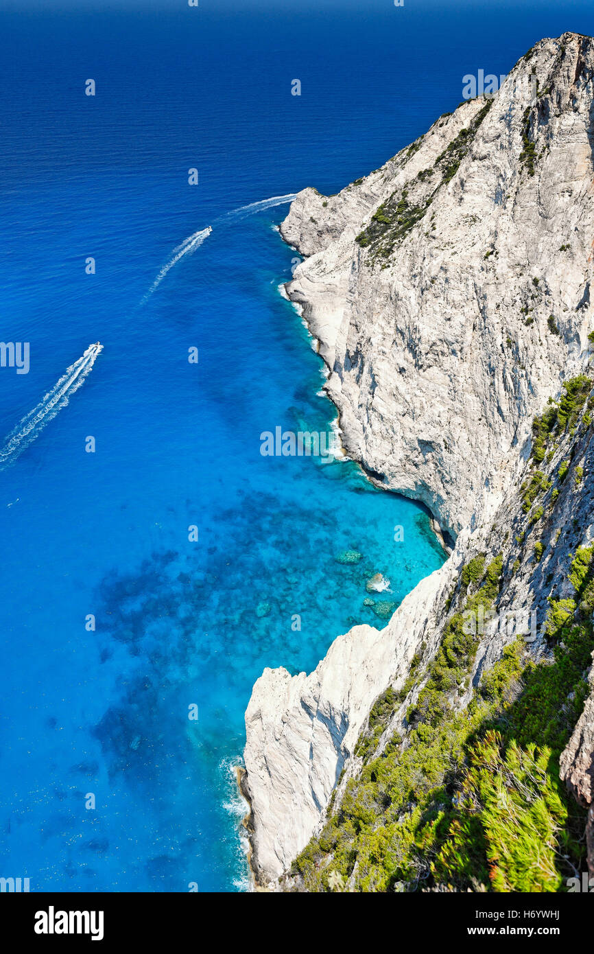 La magnifique mer turquoise de Navagio proche dans l'île de Zakynthos, Grèce Banque D'Images