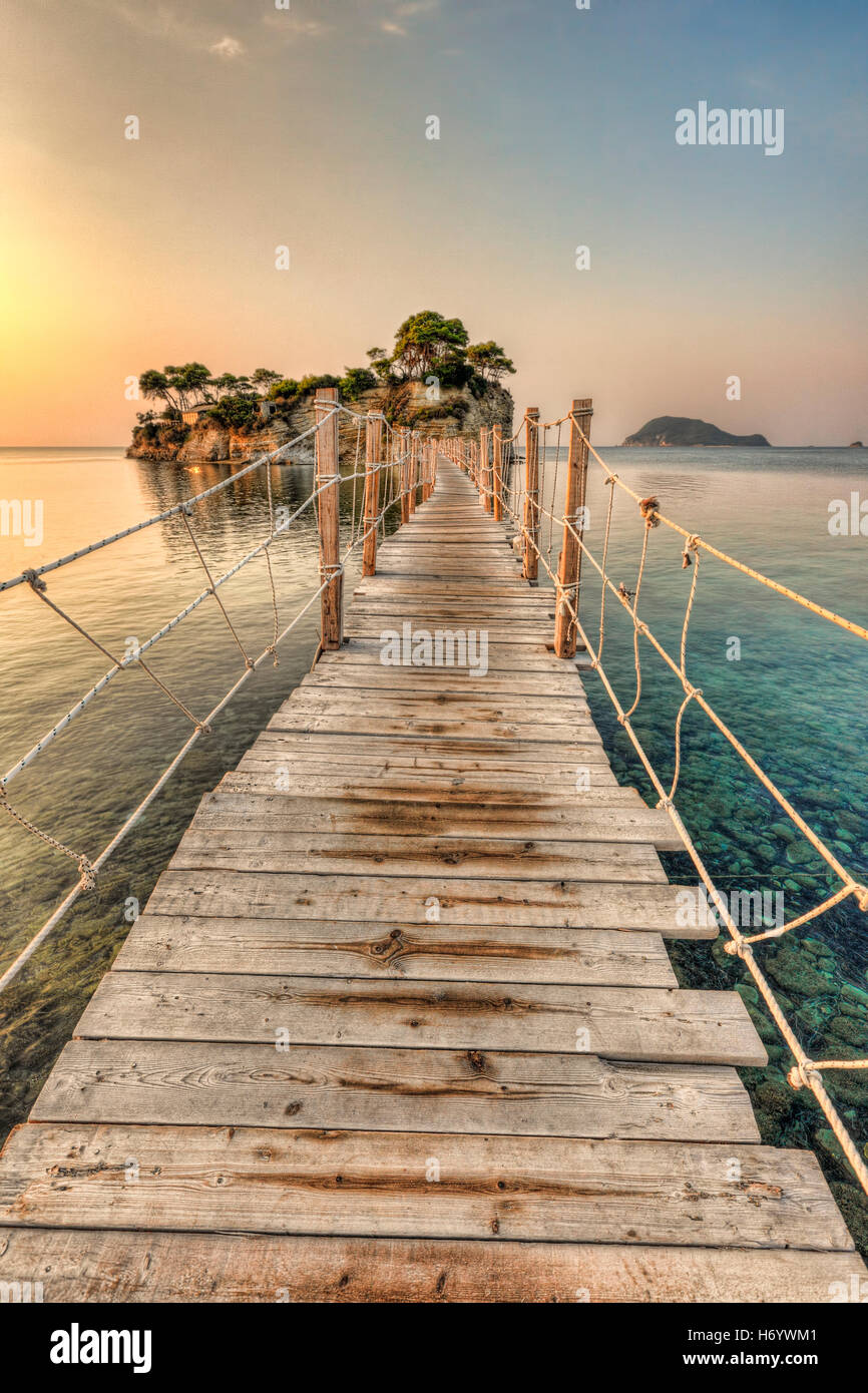 Le lever du soleil à l'île d'Agios Sostis (cameo) à Zakynthos, Grèce Banque D'Images