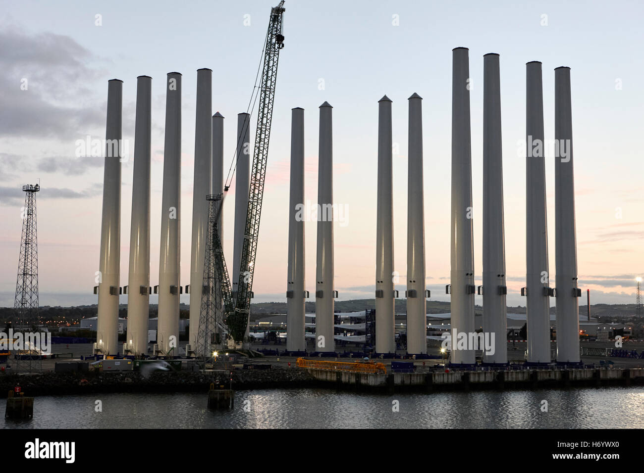 Éoliennes en construction port de Belfast et l'Irlande du Nord Banque D'Images