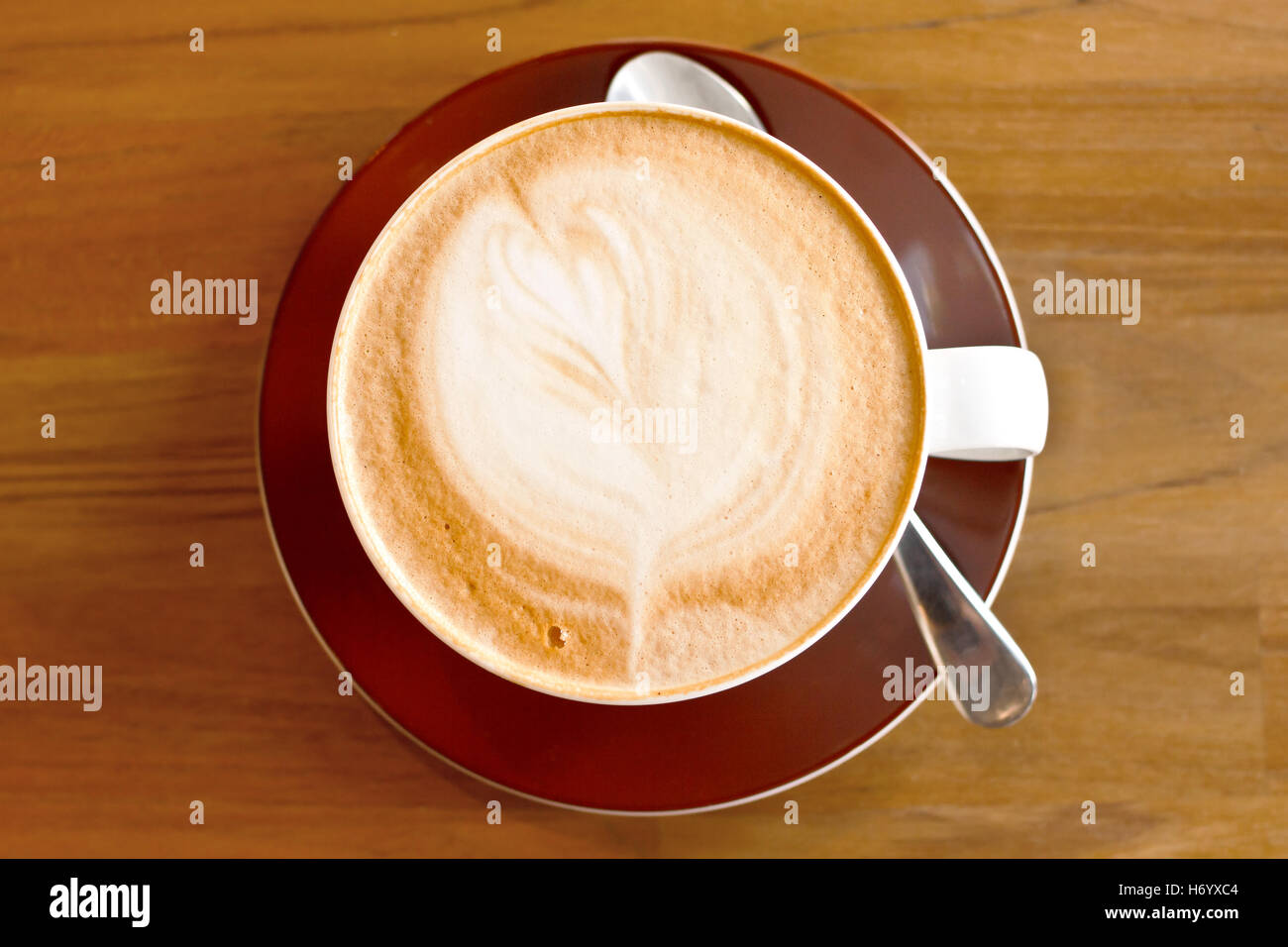 Tasse à cappuccino en plongée des sur surface en bois Banque D'Images