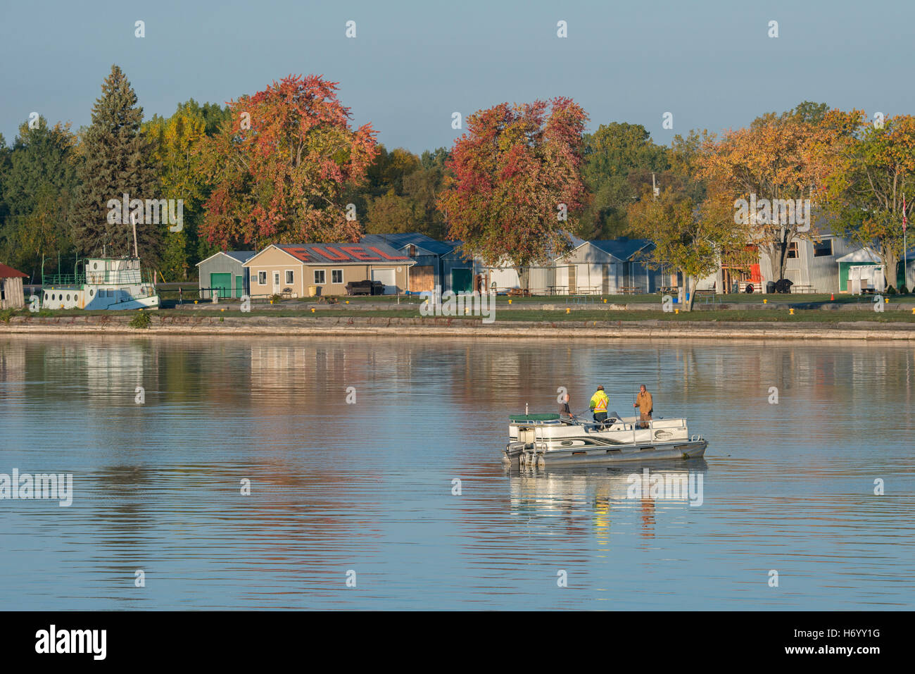 USA & Canada border. Vue panoramique sur la réflexion de l'automne de la Saint Lawrence Seaway avec les pêcheurs. Banque D'Images