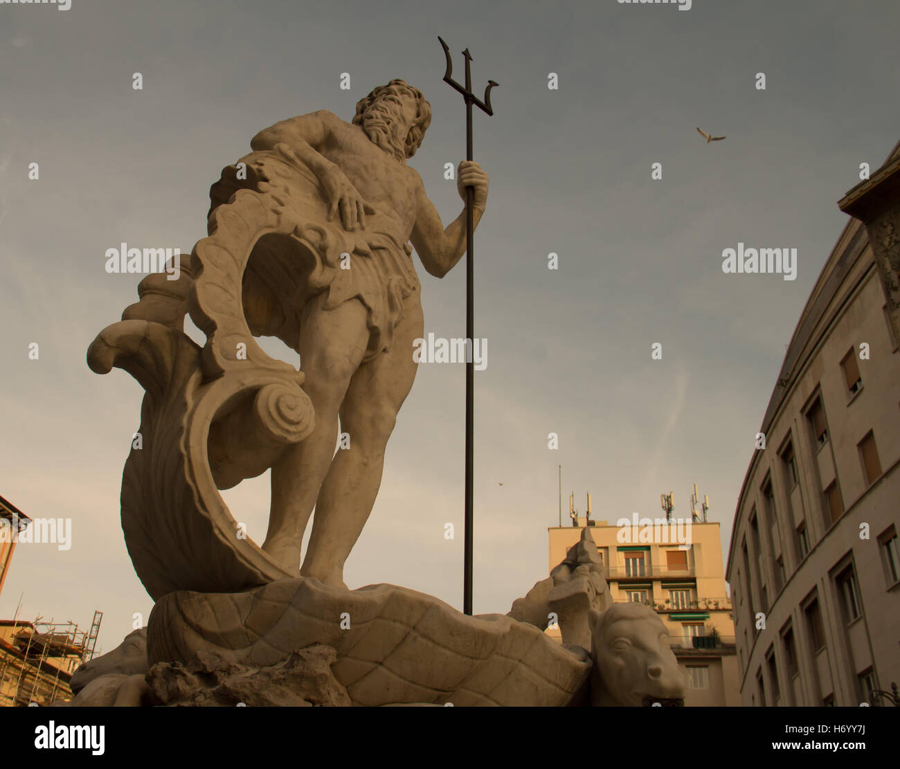 Fontaine à la place Verdi, une statue de Poséidon avec un trident Photo Stock Alamy