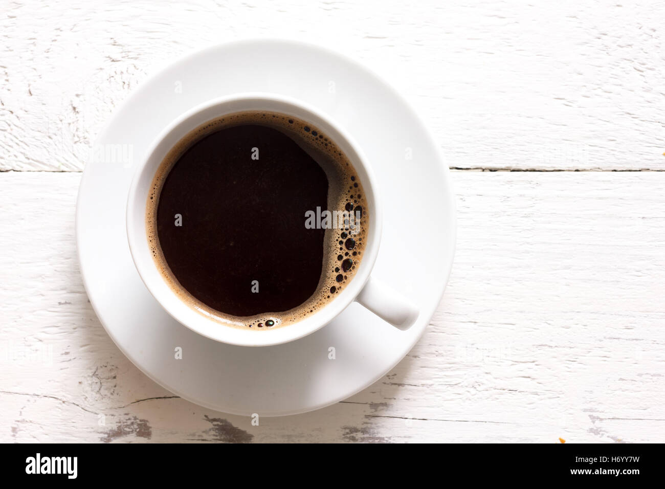 Café dans la cuvette du ci-dessus, sur le bois blanc rustique. Banque D'Images