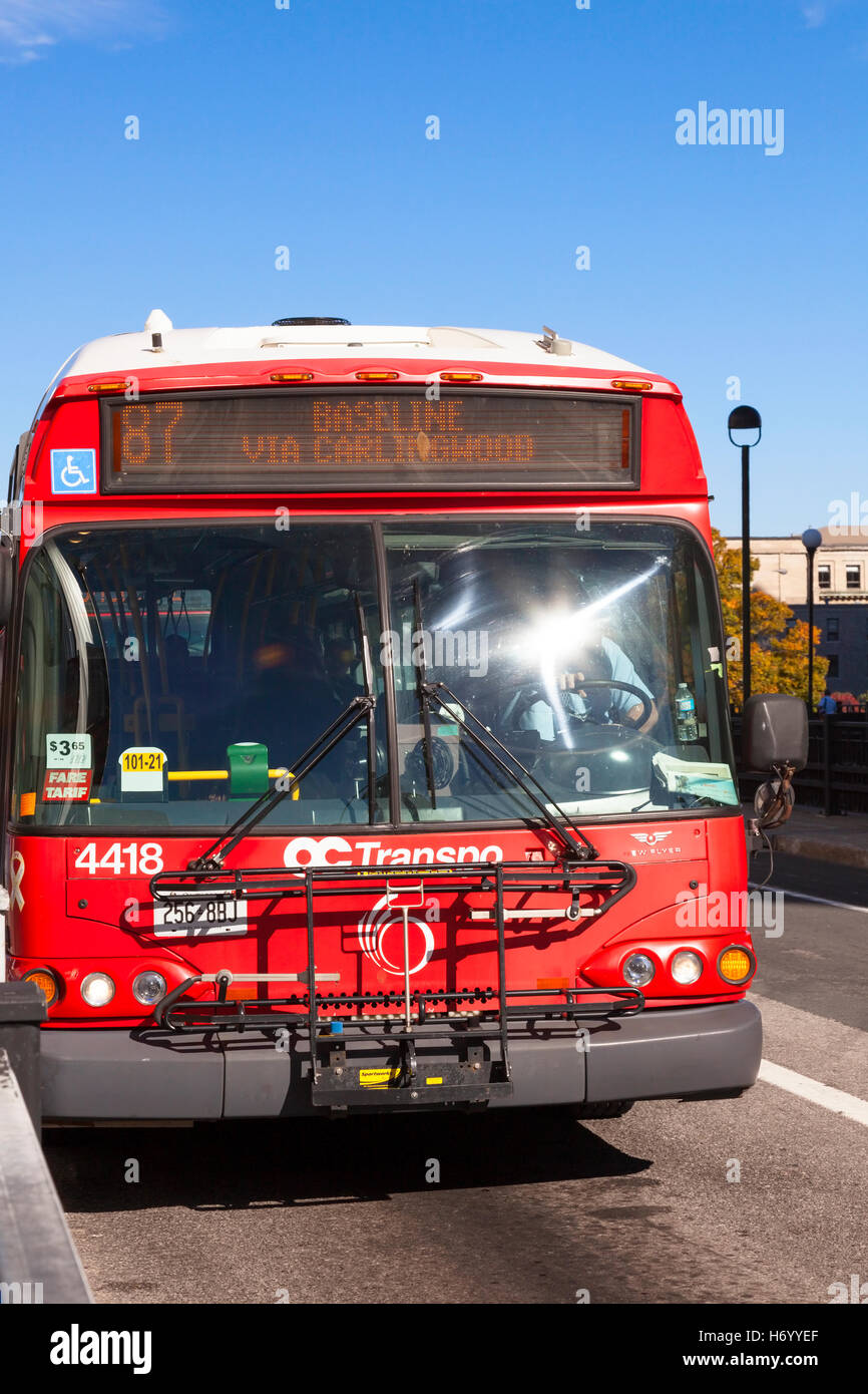 Un autobus d'OC Transpo à Ottawa, Ontario, Canada. Banque D'Images