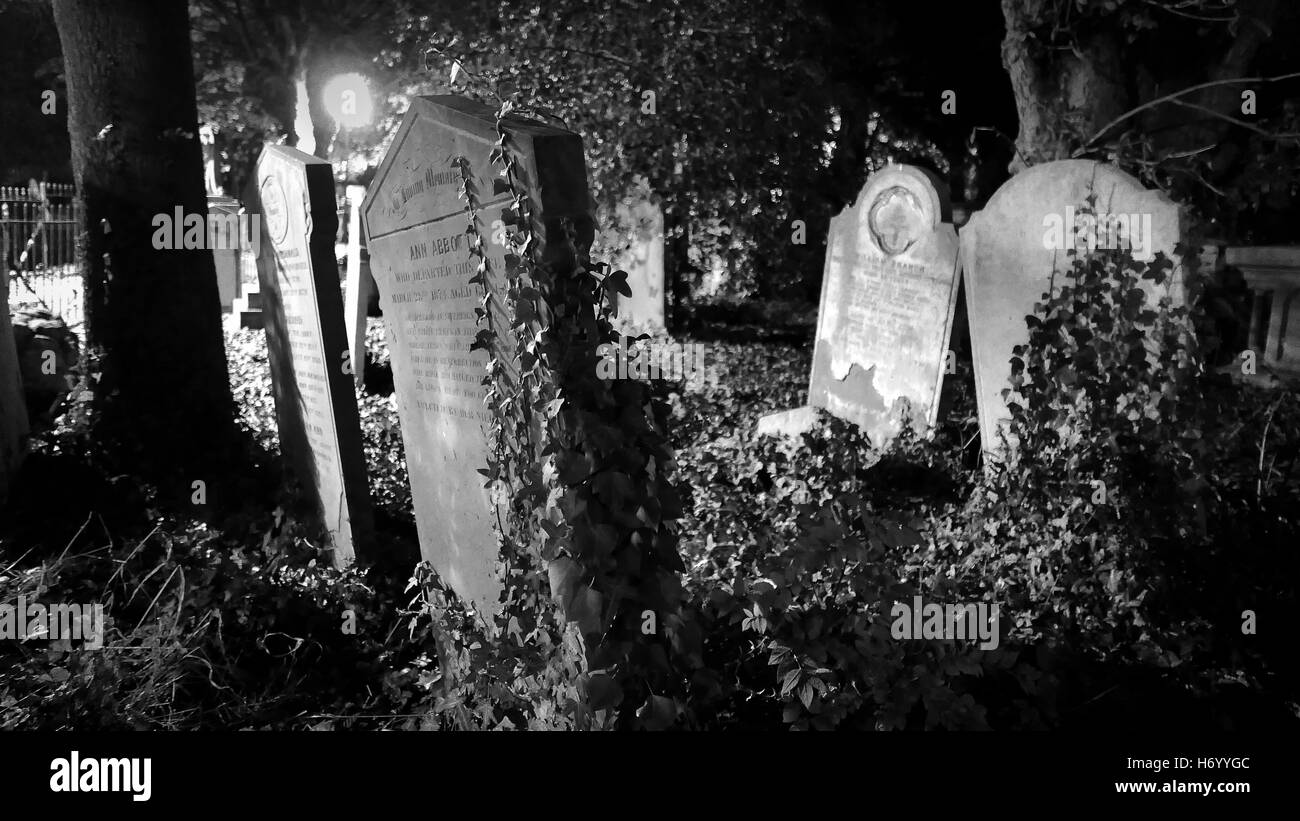 Le cimetière de St Marys church, à Walthamstow photographiés de nuit Banque D'Images