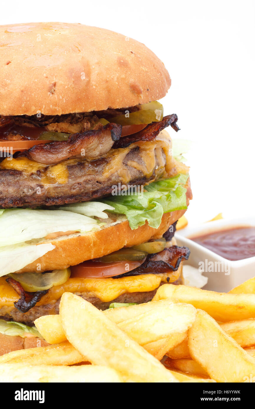 Fromage Double burger et des frites avec du ketchup sur une plaque blanche. Banque D'Images